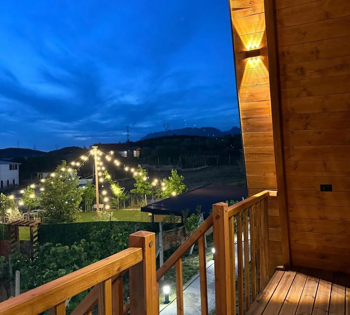 Azalea 1, Cozy Wooden Villa Tirana